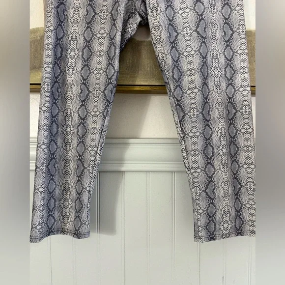 ONZIE‎ Gray & White Cropped Snake Print Leggings Size Medium - Picture 4 of 9